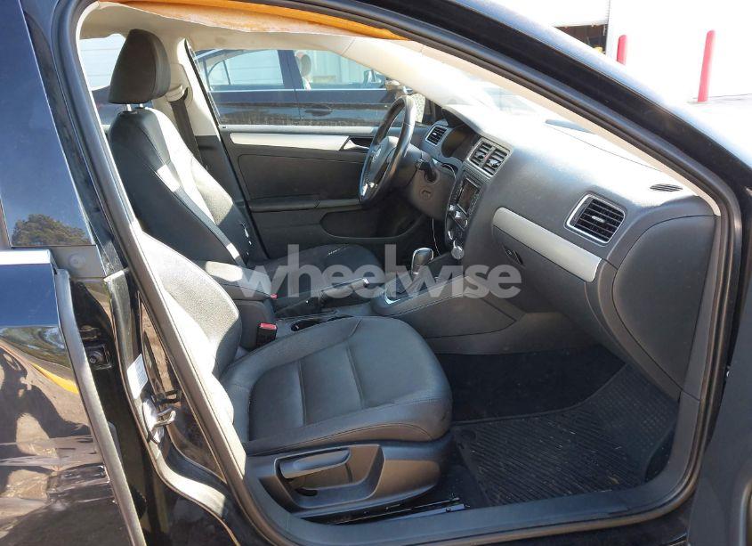 Photo 5 of 2011 Volkswagen Jetta 2.5L SEL (VIN 3VWLX7AJ7BM369783)