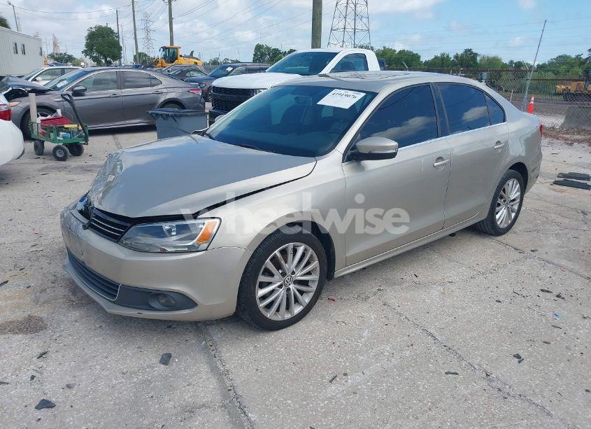 Photo 2 of 2013 Volkswagen Jetta 2.5L SEL (VIN 3VWLX7AJ8DM239482)
