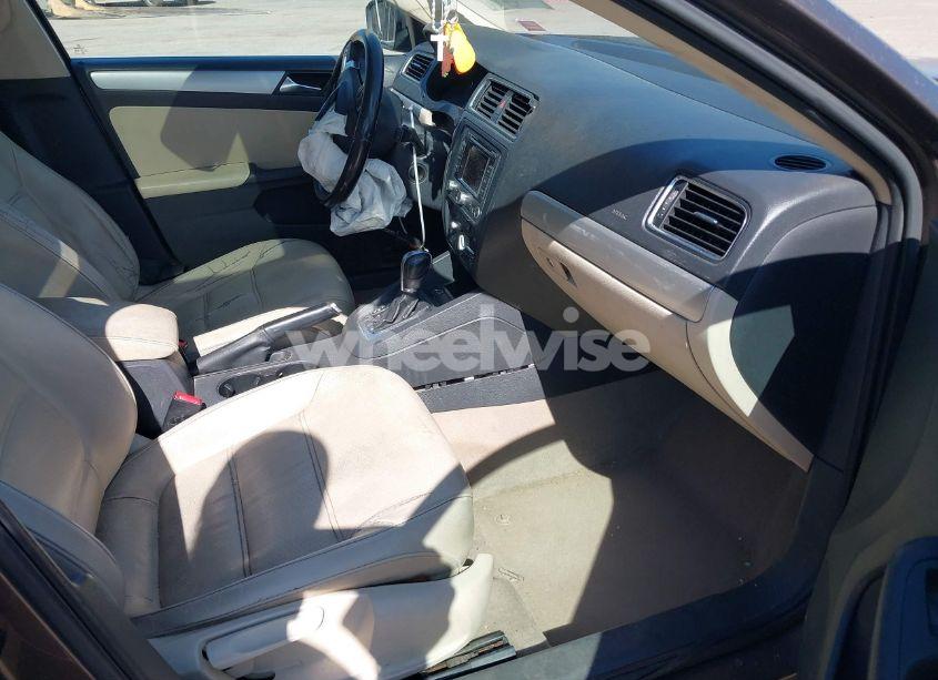 Photo 5 of 2011 Volkswagen Jetta 2.5L SEL (VIN 3VWLX7AJXBM300389)