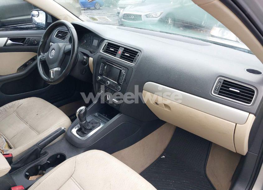 Photo 5 of 2011 Volkswagen Jetta 2.5L SEL (VIN 3VWLZ7AJ2BM349998)