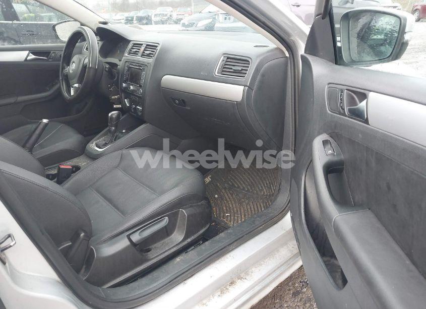 Photo 5 of 2011 Volkswagen Jetta 2.5L SEL (VIN 3VWLZ7AJ4BM354653)