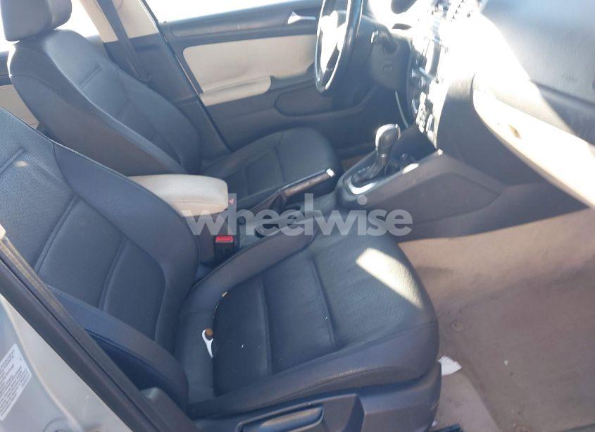 Photo 5 of 2011 Volkswagen Jetta 2.5L SEL (VIN 3VWLZ7AJ5BM100885)