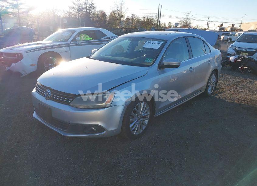 Photo 2 of 2011 Volkswagen Jetta 2.5L SEL (VIN 3VWLZ7AJ9BM371481)