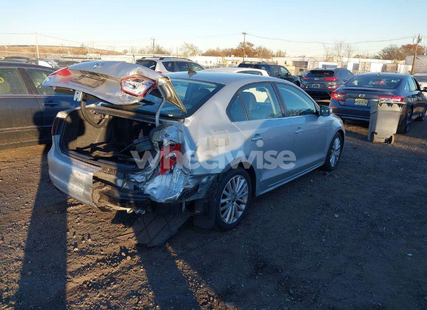 Photo 4 of 2011 Volkswagen Jetta 2.5L SEL (VIN 3VWLZ7AJ9BM371481)