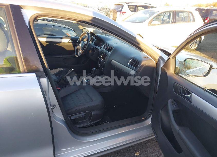 Photo 5 of 2011 Volkswagen Jetta 2.5L SEL (VIN 3VWLZ7AJ9BM371481)