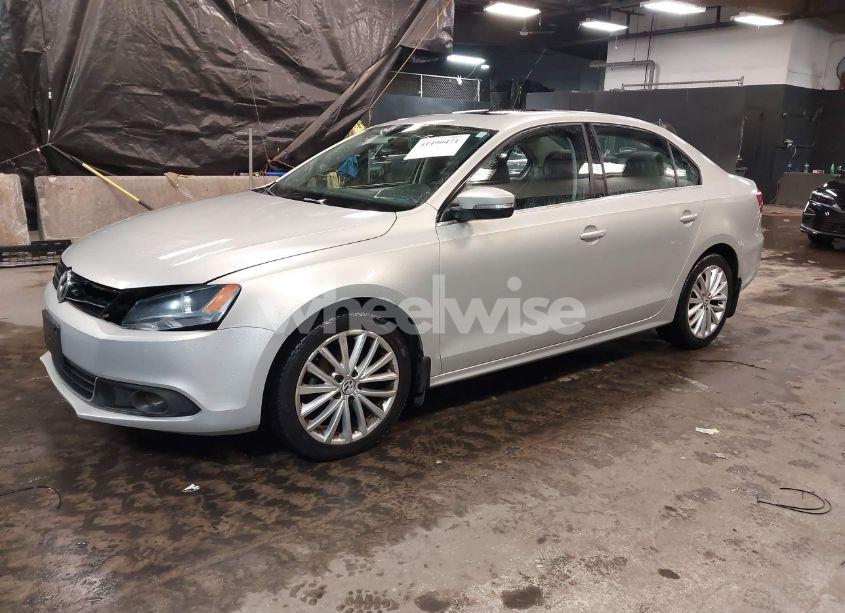 Photo 2 of 2011 Volkswagen Jetta 2.5L SEL (VIN 3VWLZ7AJ9BM394369)