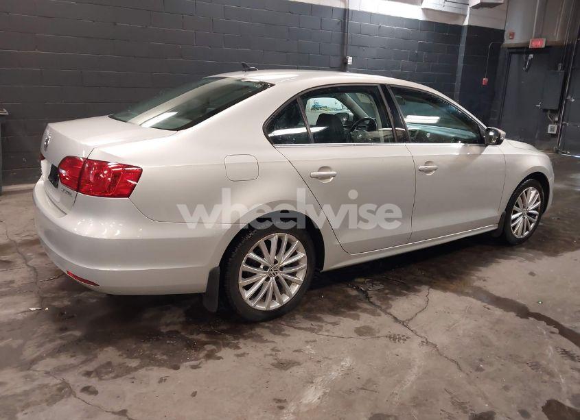 Photo 4 of 2011 Volkswagen Jetta 2.5L SEL (VIN 3VWLZ7AJ9BM394369)