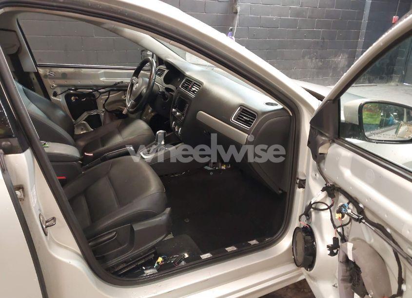 Photo 5 of 2011 Volkswagen Jetta 2.5L SEL (VIN 3VWLZ7AJ9BM394369)