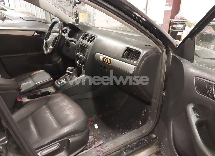 Photo 5 of 2011 Volkswagen Jetta 2.5L SEL (VIN 3VWLZ7AJXBM328459)