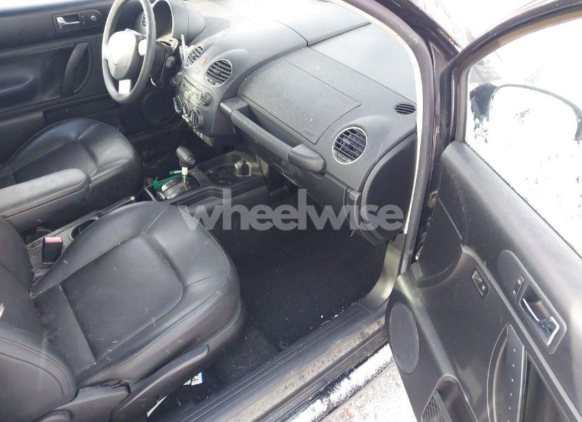 Photo 5 of 2010 Volkswagen New BEETLE 2.5L FINAL EDITION (VIN 3VWPW3AG0AM035983)