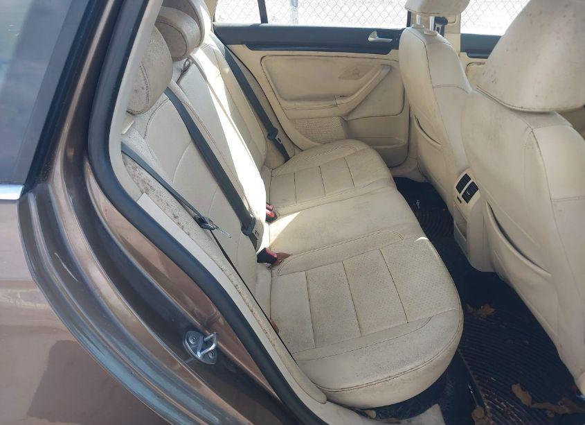 Photo 8 of 2012 Volkswagen Jetta SPORTWAGEN 2.5L SE (VIN 3VWPX7AJ3CM621872)