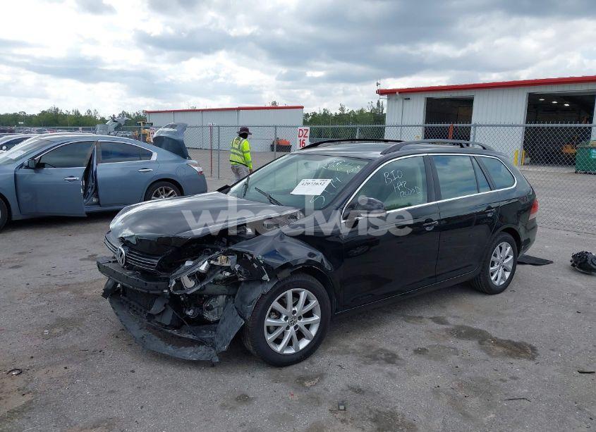 Photo 2 of 2013 Volkswagen Jetta SPORTWAGEN 2.5L SE (VIN 3VWPX7AJ4DM655174)