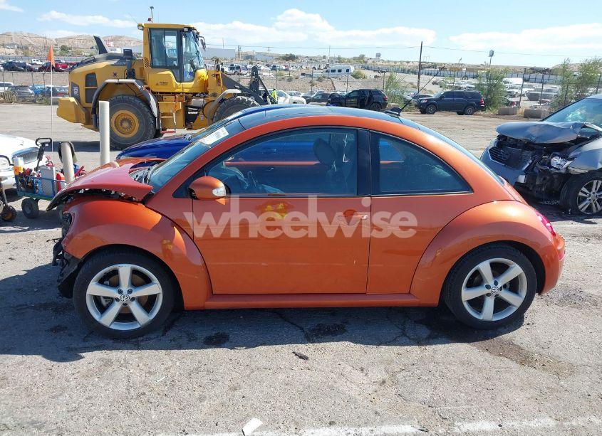 Photo 14 of 2010 Volkswagen New BEETLE 2.5L RED ROCK EDITION (VIN 3VWRG3AG1AM021001)