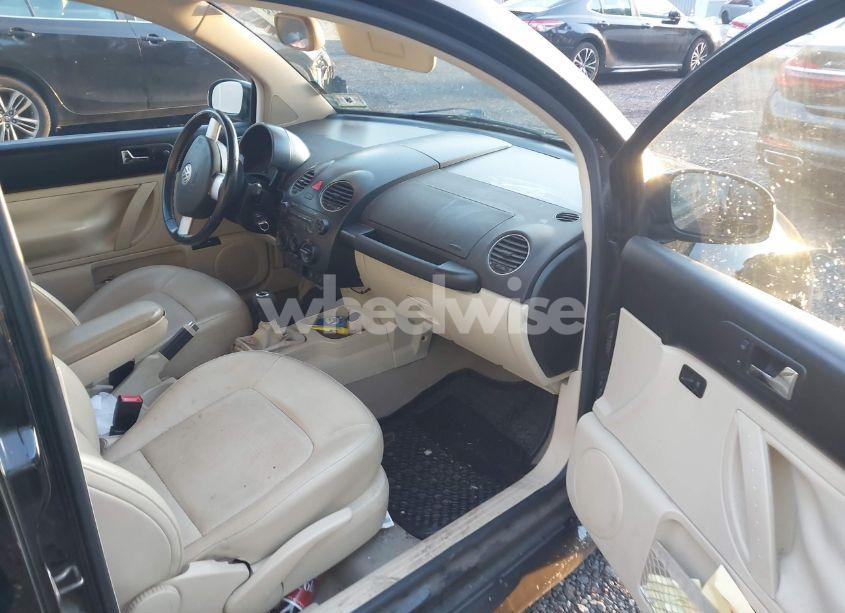 Photo 5 of 2010 Volkswagen New BEETLE 2.5L (VIN 3VWRG3AG9AM013681)