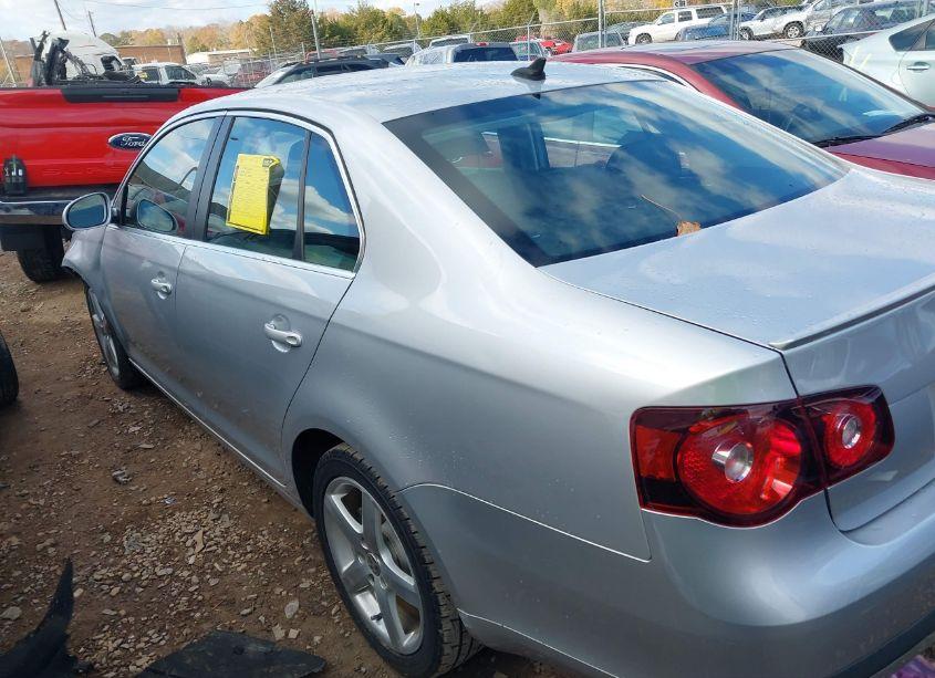 Photo 3 of 2010 Volkswagen Jetta TDI (VIN 3VWRL7AJ3AM121258)