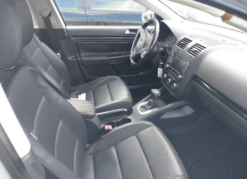 Photo 5 of 2010 Volkswagen Jetta TDI (VIN 3VWRL7AJ3AM121258)