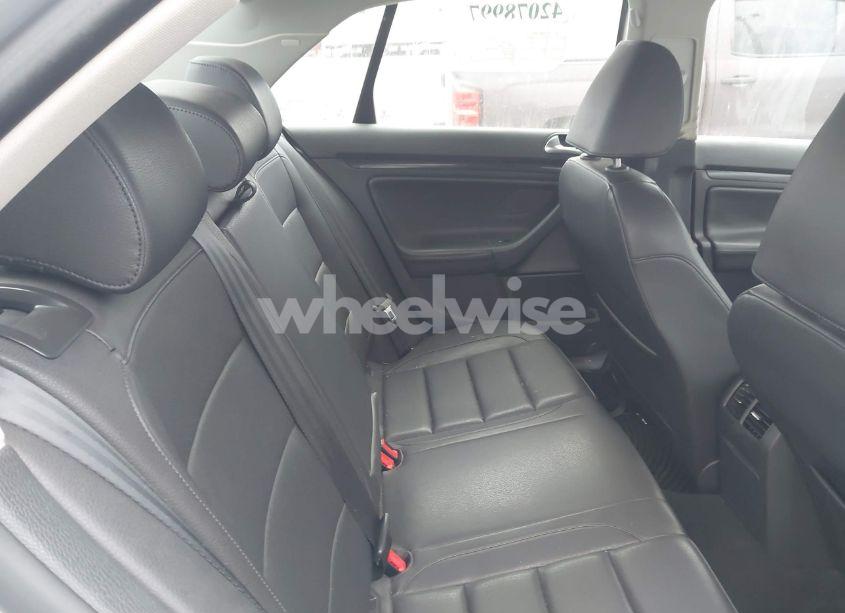 Photo 8 of 2010 Volkswagen Jetta TDI (VIN 3VWRL7AJ5AM178254)