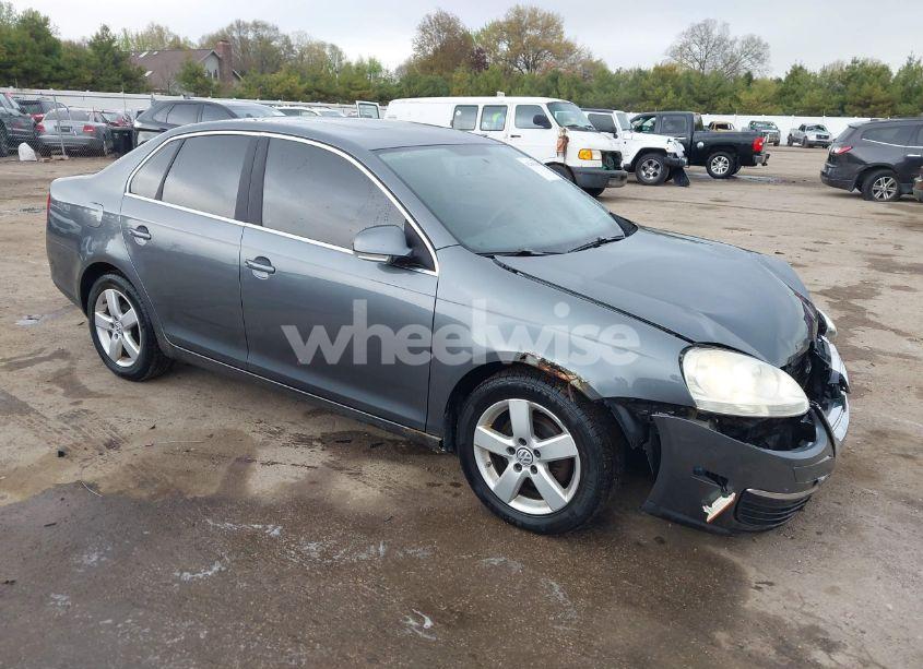 2008 Volkswagen Jetta SE (VIN 3VWRM71K18M135790) main photo