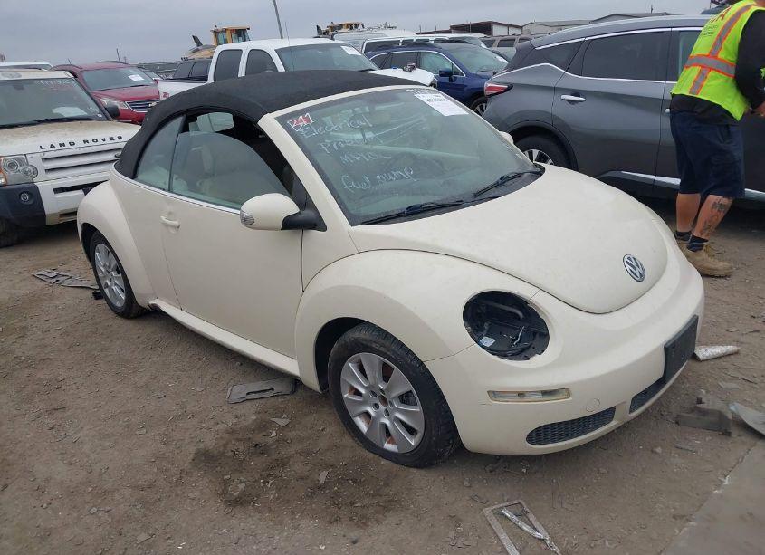 2010 Volkswagen New BEETLE 2.5L (VIN 3VWRW3AL8AM005586) main photo