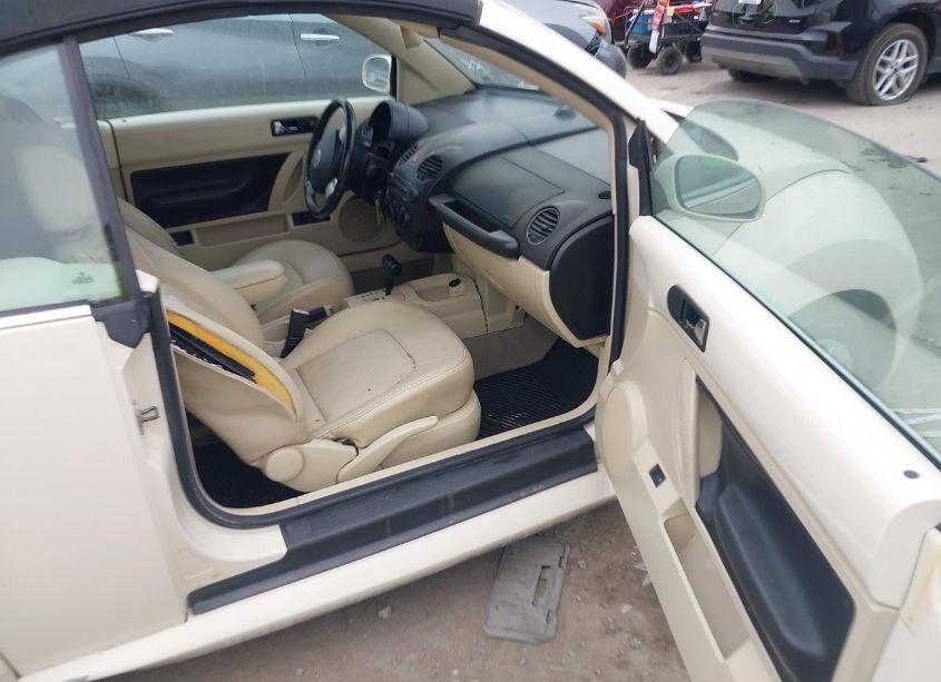 Photo 5 of 2010 Volkswagen New BEETLE 2.5L (VIN 3VWRW3AL8AM005586)