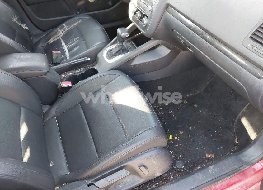 Photo 5 of 2010 Volkswagen Jetta SE (VIN 3VWRX7AJ0AM049276)