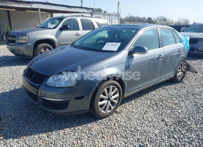 Photo 2 of 2010 Volkswagen Jetta SE (VIN 3VWRX7AJ0AM055031)