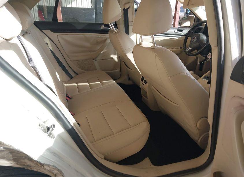 Photo 8 of 2010 Volkswagen Jetta SE (VIN 3VWRX7AJ3AM041494)