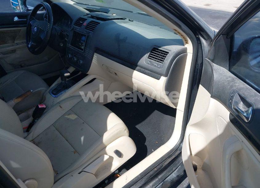 Photo 5 of 2010 Volkswagen Jetta SE (VIN 3VWRX7AJ4AM054934)