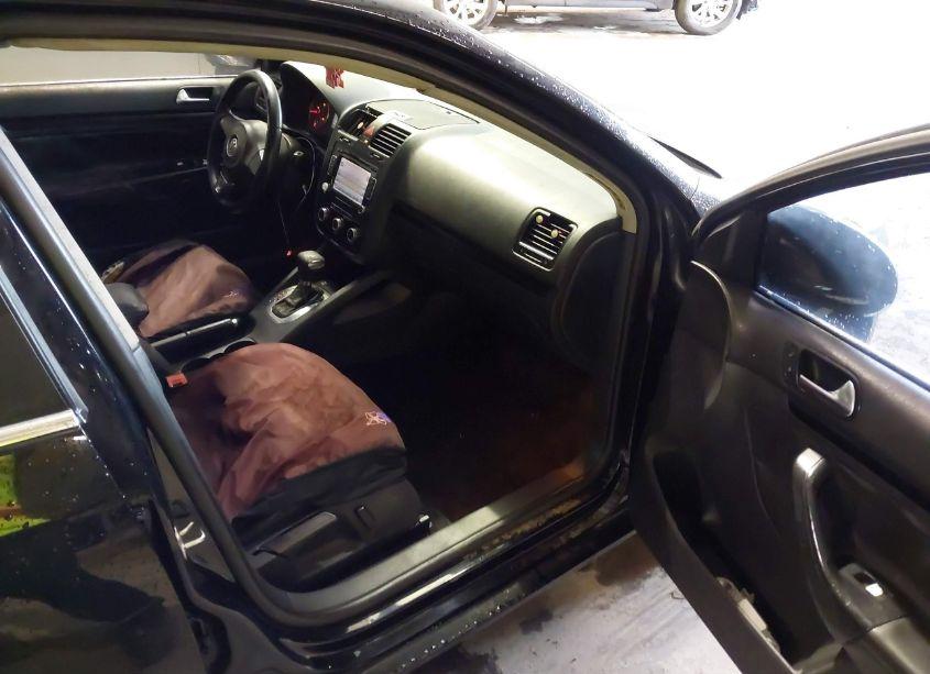 Photo 5 of 2010 Volkswagen Jetta SE (VIN 3VWRX7AJ5AM042551)