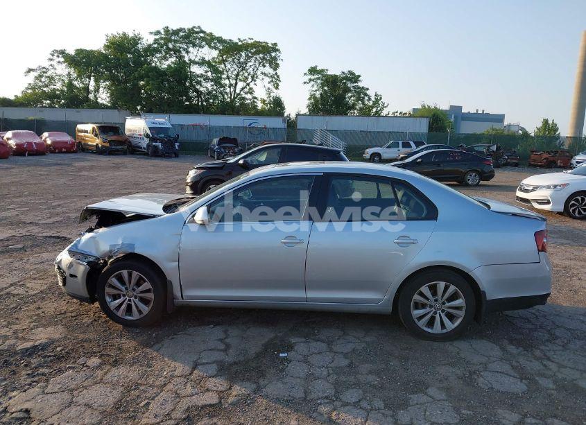 Photo 15 of 2010 Volkswagen Jetta SE (VIN 3VWRX7AJ8AM051566)