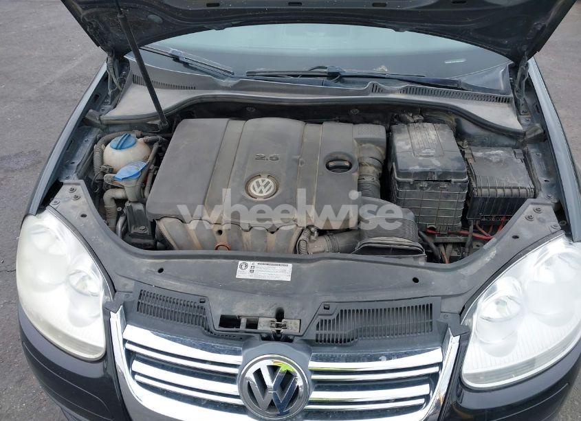Photo 10 of 2010 Volkswagen Jetta SE (VIN 3VWRZ7AJ1AM015258)