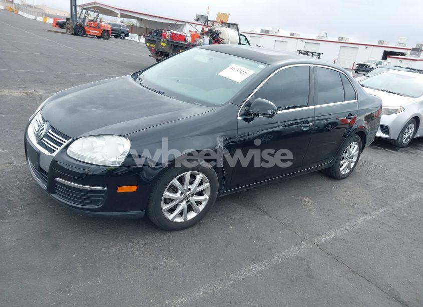 Photo 2 of 2010 Volkswagen Jetta SE (VIN 3VWRZ7AJ1AM015258)
