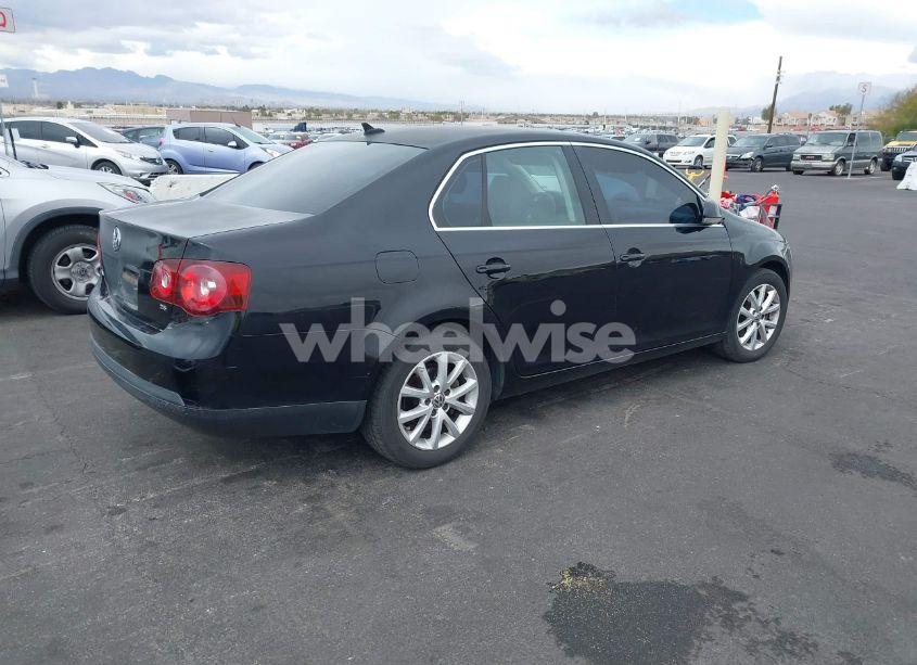 Photo 4 of 2010 Volkswagen Jetta SE (VIN 3VWRZ7AJ1AM015258)
