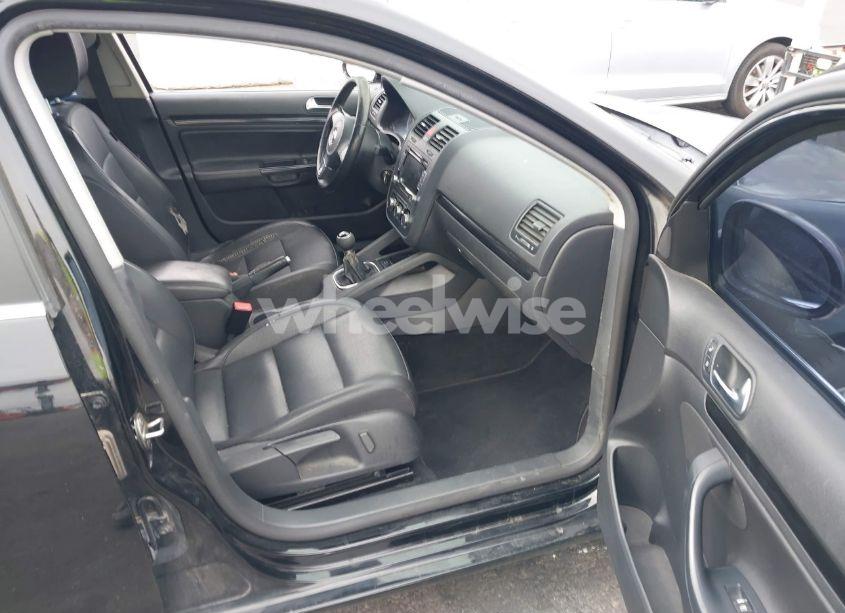 Photo 5 of 2010 Volkswagen Jetta SE (VIN 3VWRZ7AJ1AM015258)