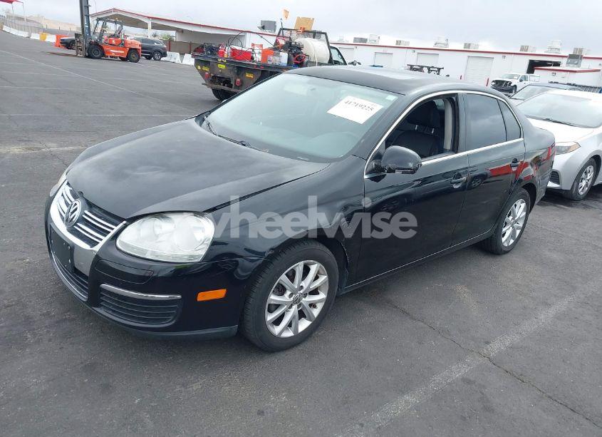 Photo 6 of 2010 Volkswagen Jetta SE (VIN 3VWRZ7AJ1AM015258)