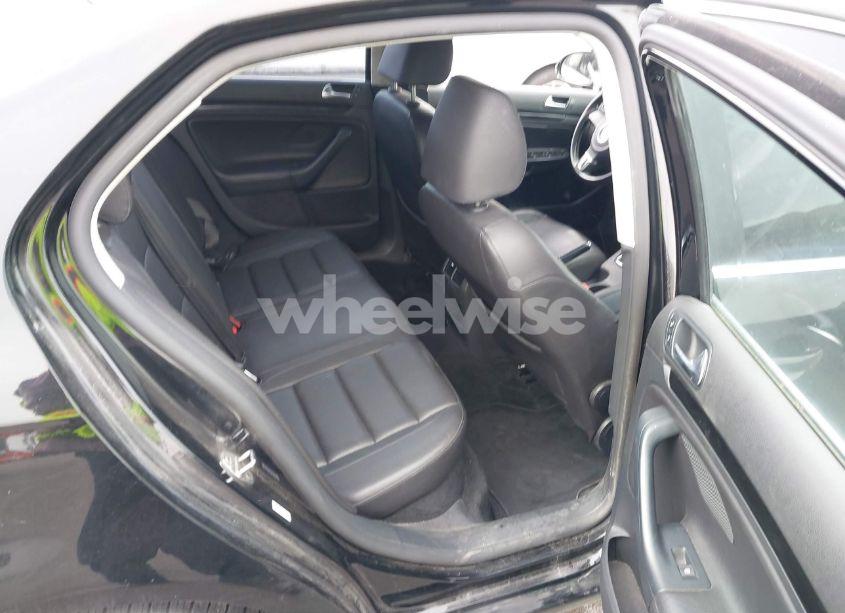 Photo 8 of 2010 Volkswagen Jetta SE (VIN 3VWRZ7AJ1AM015258)