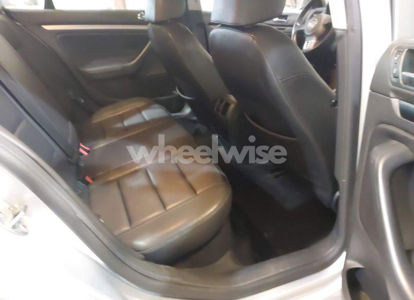 Photo 8 of 2010 Volkswagen Jetta SEDAN (VIN 3VWRZ7AJ2AM014359)