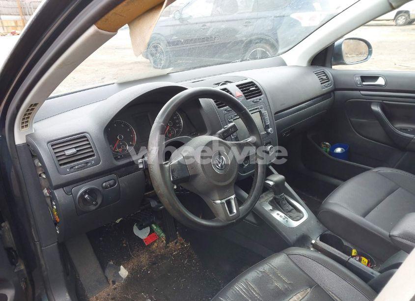 Photo 13 of 2010 Volkswagen Jetta SE (VIN 3VWRZ7AJ3AM064705)