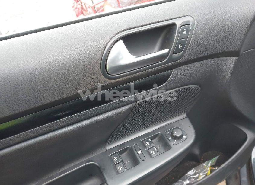 Photo 14 of 2010 Volkswagen Jetta SE (VIN 3VWRZ7AJ3AM064705)