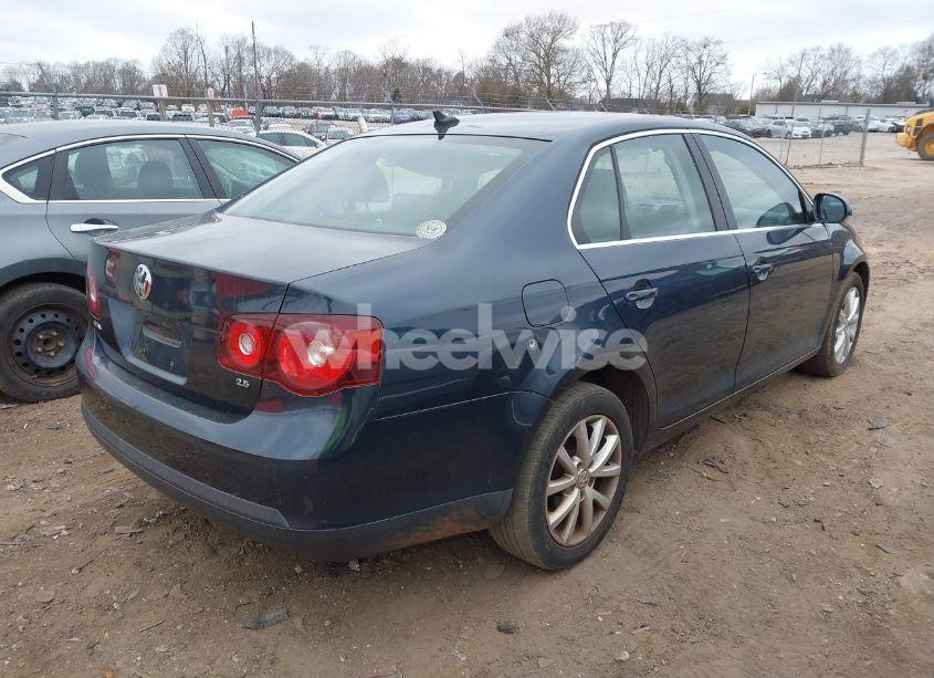 Photo 4 of 2010 Volkswagen Jetta SE (VIN 3VWRZ7AJ3AM064705)