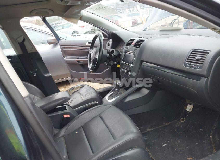 Photo 5 of 2010 Volkswagen Jetta SE (VIN 3VWRZ7AJ3AM064705)