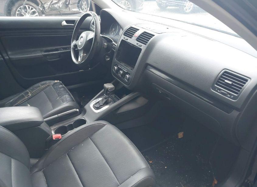 Photo 5 of 2010 Volkswagen Jetta SE (VIN 3VWRZ7AJ4AM019935)