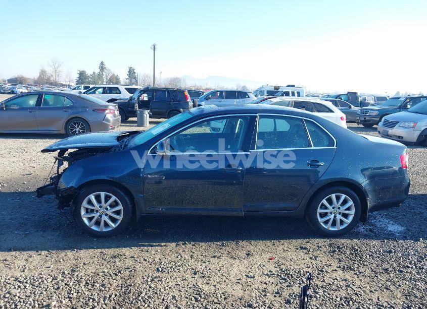 Photo 15 of 2010 Volkswagen Jetta SE (VIN 3VWRZ7AJ4AM044768)
