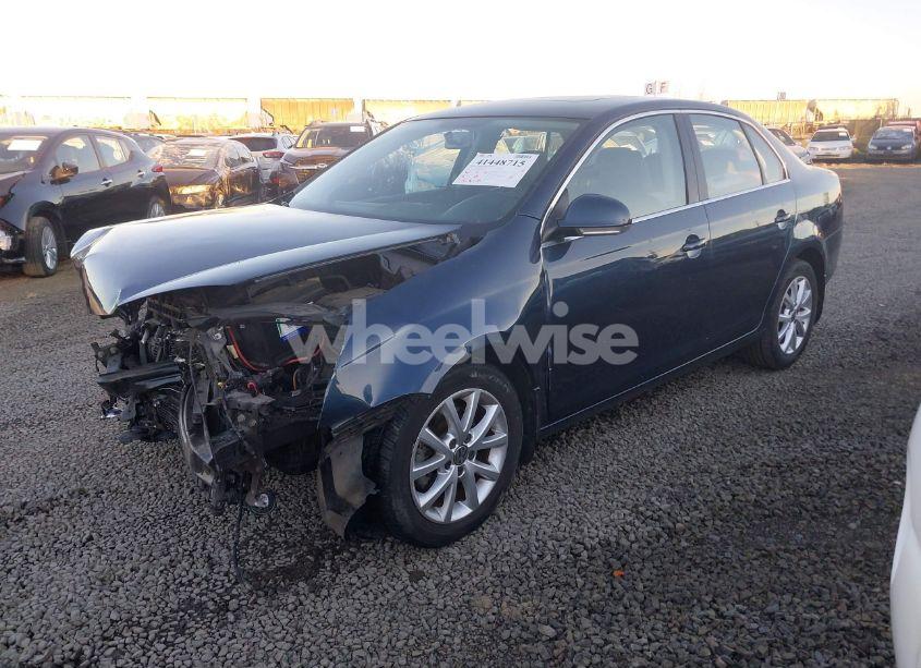 Photo 2 of 2010 Volkswagen Jetta SE (VIN 3VWRZ7AJ4AM044768)