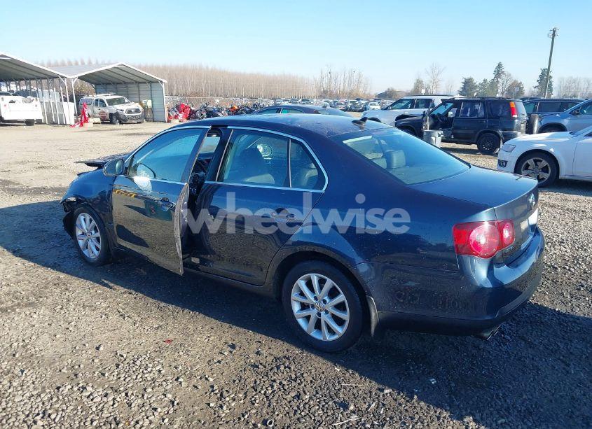 Photo 3 of 2010 Volkswagen Jetta SE (VIN 3VWRZ7AJ4AM044768)