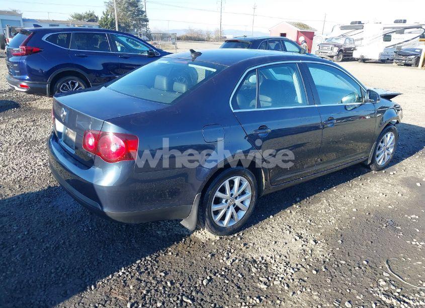 Photo 4 of 2010 Volkswagen Jetta SE (VIN 3VWRZ7AJ4AM044768)