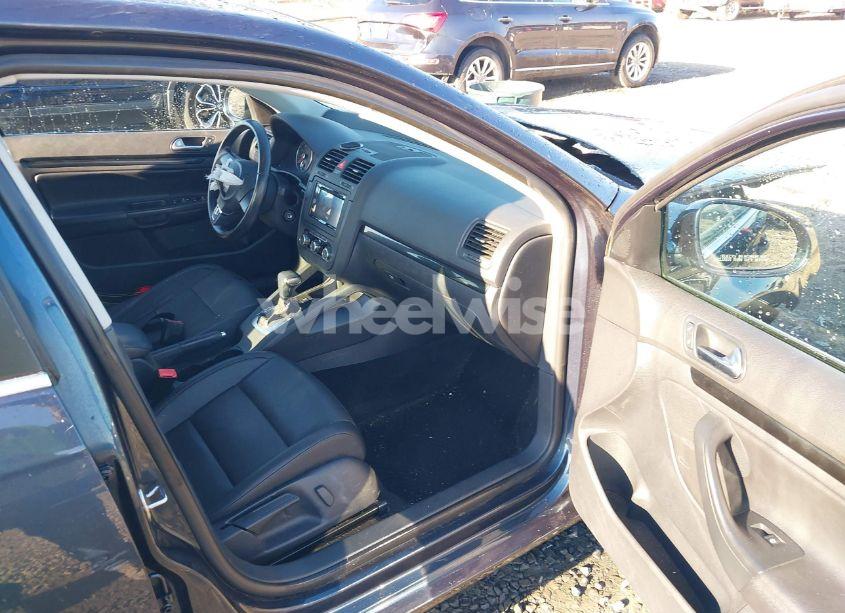 Photo 5 of 2010 Volkswagen Jetta SE (VIN 3VWRZ7AJ4AM044768)