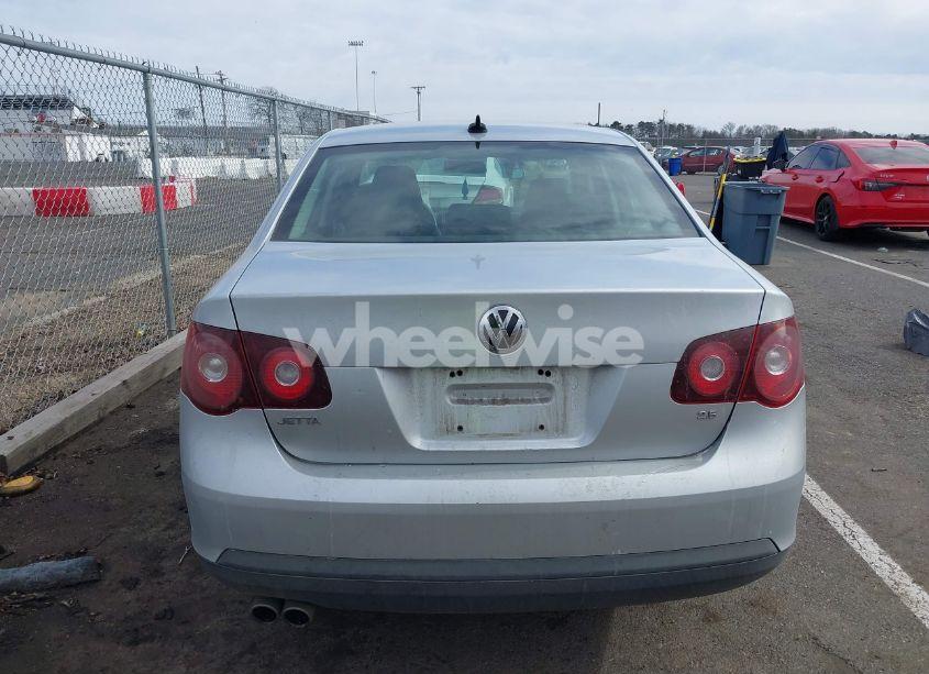Photo 16 of 2010 Volkswagen Jetta SE (VIN 3VWRZ7AJ5AM044861)