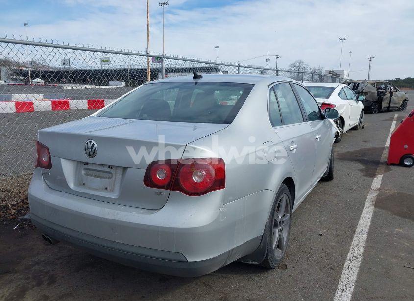 Photo 4 of 2010 Volkswagen Jetta SE (VIN 3VWRZ7AJ5AM044861)