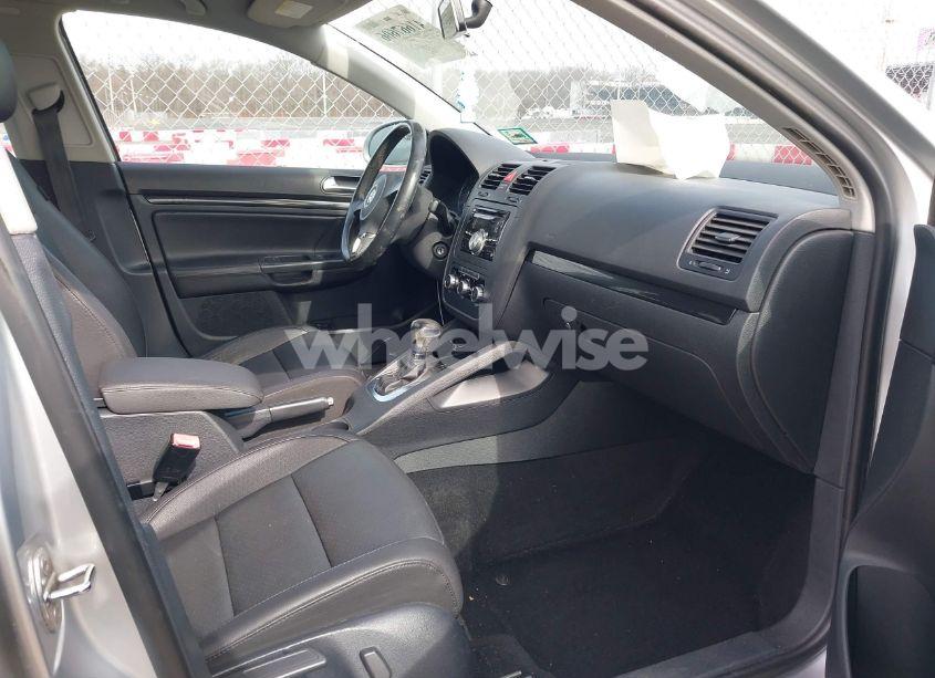 Photo 5 of 2010 Volkswagen Jetta SE (VIN 3VWRZ7AJ5AM044861)